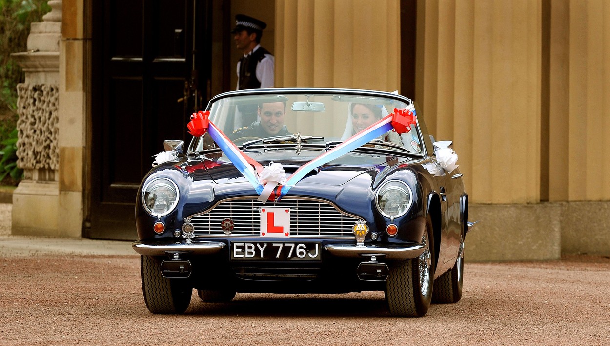 Prințul William și Kate, într-o mașină, la plecare de la nunta lor
