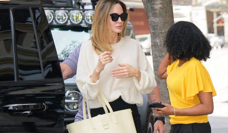 Angelina Jolie într-o bluză albă și o fustă neagră la cumpărături în New York