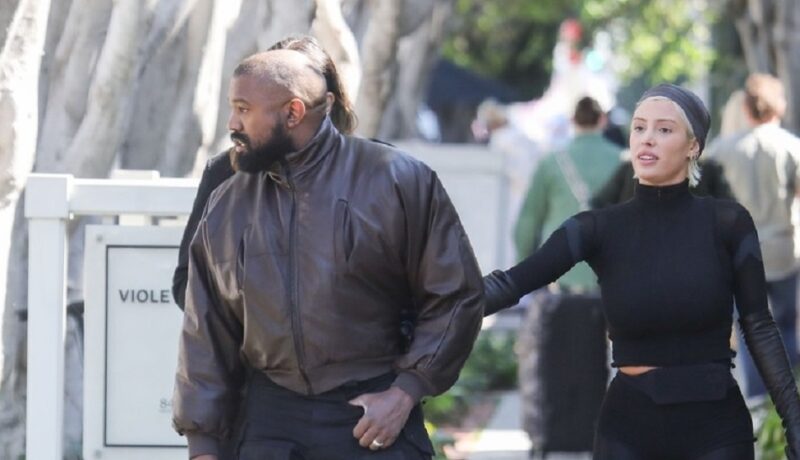 Kanye West a ieșit la plimbare cu Bianca Censori. Cum se comportă artistul cu soția sa în public