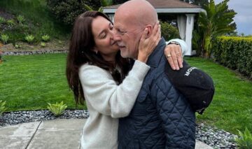 Emma Heming îl sărută pe Bruce Willis în timp ce se află în natură