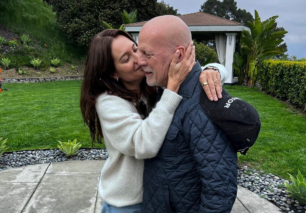 Emma Heming îl sărută pe Bruce Willis în timp ce se află în natură