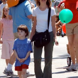 Liam Flockhart și mama sa, Calista Flockhart, în timp ce se plimbă împreună pe stradă