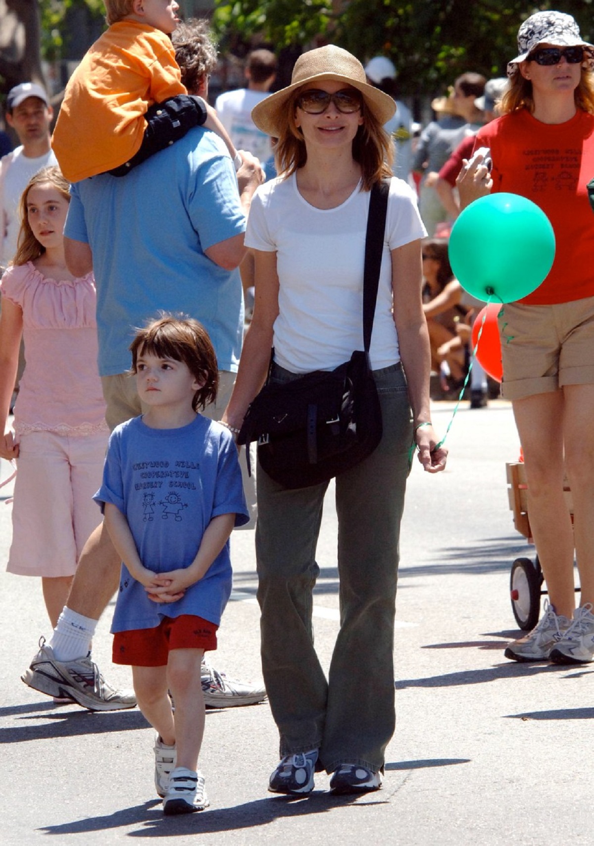 Liam Flockhart și mama sa, Calista Flockhart, în timp ce se plimbă împreună pe stradă
