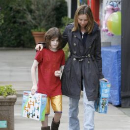 Calista Flockhart în timp ce se plimbă pe stradă alături de fiul său, Liam Flochart într-o fotografie din anul 2006