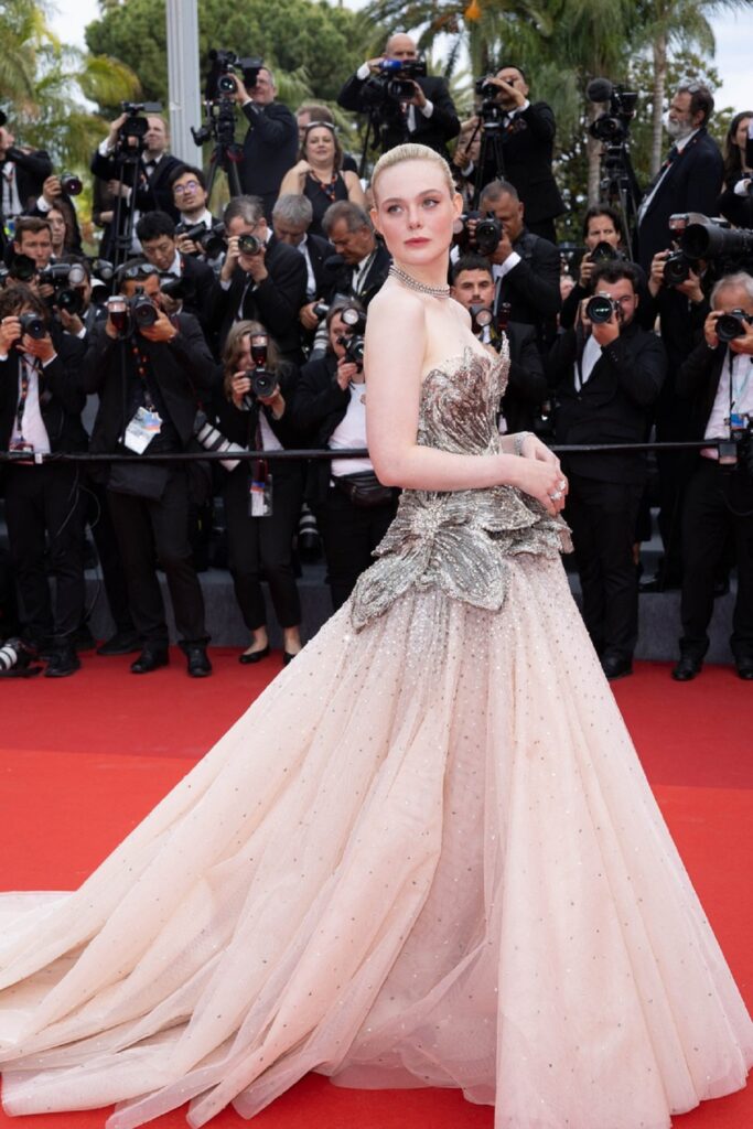 Elle Fanning pe covorul roșu la Festivalul de Film de la Cannes 2023