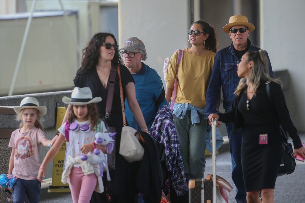 Emma Heming Willis, alături de Bruce Willis și familia lor, în aeroport