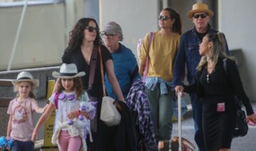 Emma Heming Willis, alături de Bruce Willis și familia lor, în aeroport