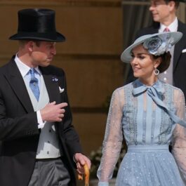 Prințul William și Kate Middleton, la un eveniment regal, cu pălării pe cap, la Palatul Buckingham