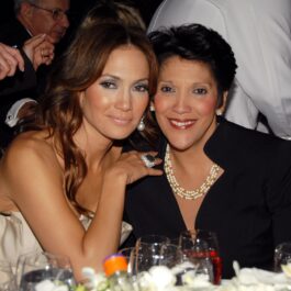 Jennifer Lopez și Guadalupe Rodriguez în timp ce stau împreună la o masă la un eveniment public