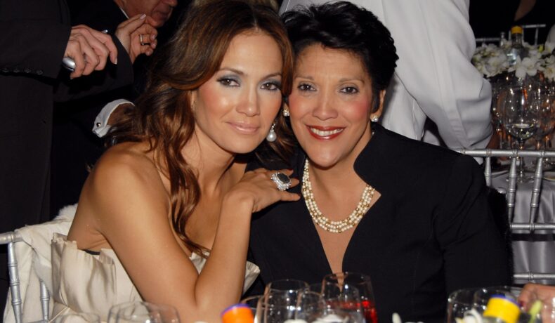 Jennifer Lopez și Guadalupe Rodriguez în timp ce stau împreună la o masă la un eveniment public