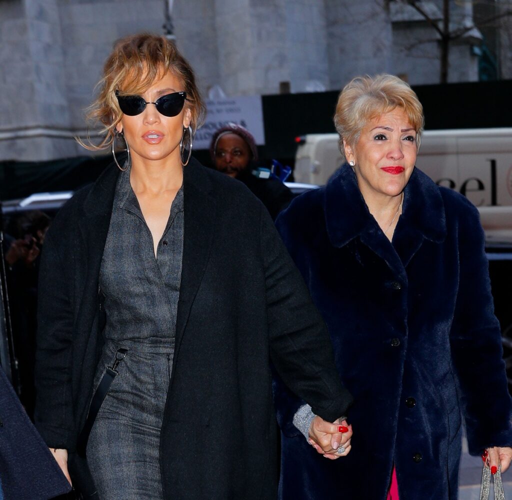Jennifer Lopez și Guadalupe Rodriguez în timp ce se plimbă de mână pe străzile din New York în 2018