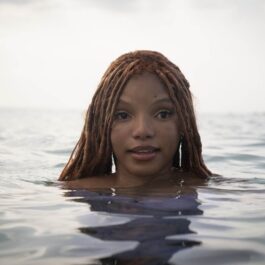 Halle Bailey în rolul lui Ariel în timp ce se află în apă