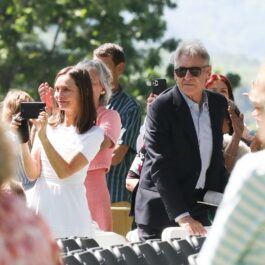 Harrison Ford și Calista Flockhart în timp ce facpoze la ceremonia de absolvire a fiului lor
