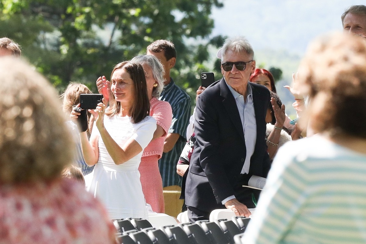 Harrison Ford și Calista Flockhart în timp ce facpoze la ceremonia de absolvire a fiului lor