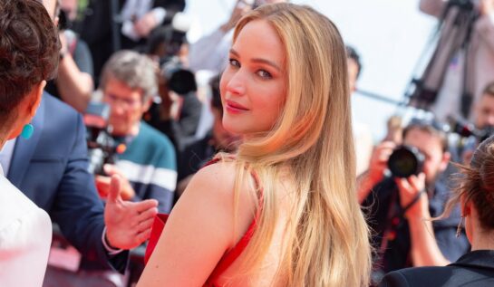 Jennifer Lawrence a purtat șlapi pe covorul roșu de la Cannes 2023. Actrița a impresionat cu o rochie Christian Dior