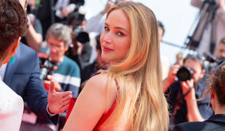 Jennifer Lawrence, cu spatele la fotografi, pe covorul roșu de la Cannes