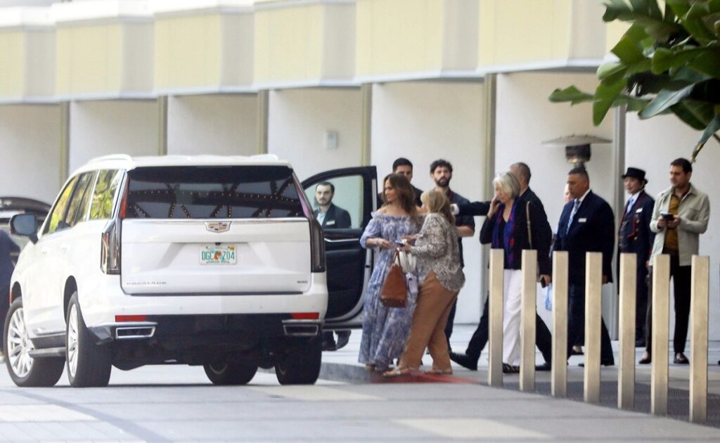 Familia artistei Jennifer Lopez și familia lui Ben Affleck în timp ce intră într-o mașină albă