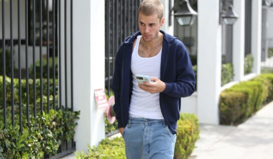 Justin Bieber a purtat un tricou alb pe cap în timp ce se plimba pe străzile din New York. Artistul nu a mai fost văzut de ceva timp în public