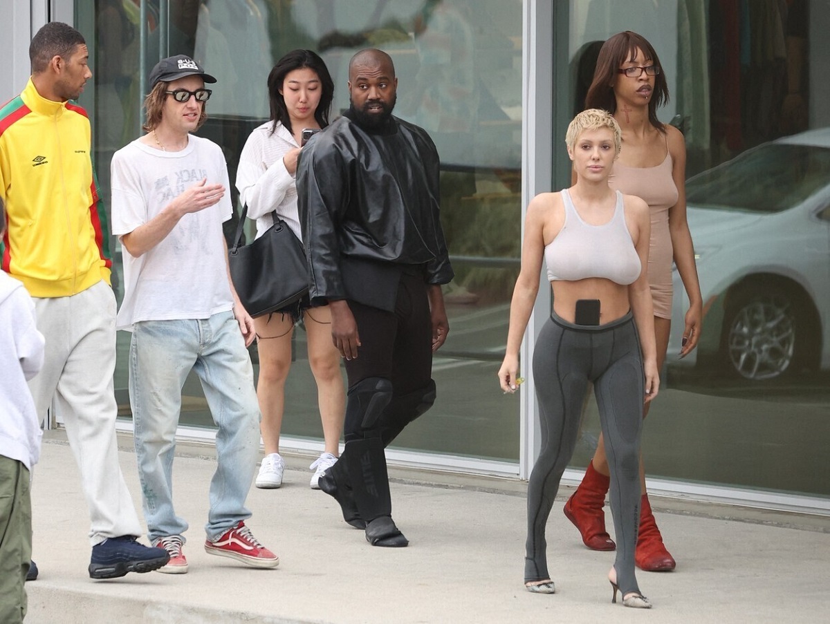 Kanye West a ieșit la plimbare cu Bianca Censori alături de un grup de prieteni