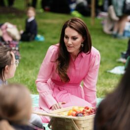 Kate Middleton, într-o rochie roz, la un picnic cu mai mulți copii