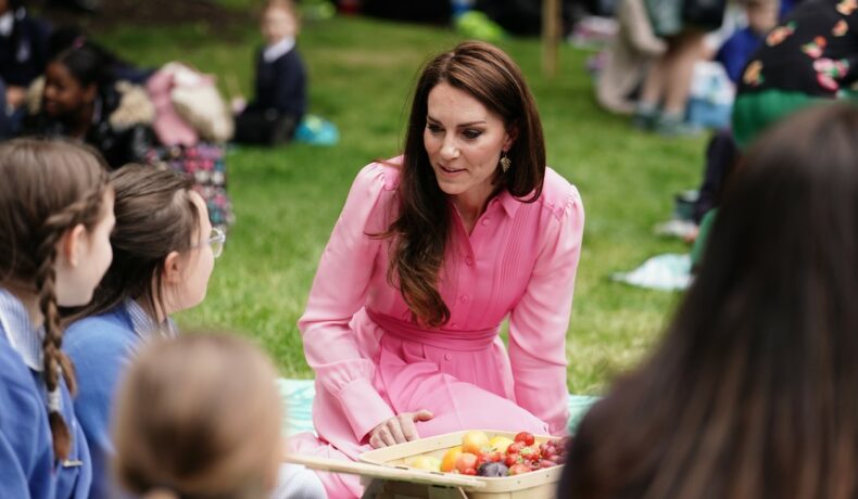 Kate Middleton, într-o rochie roz, la un picnic cu mai mulți copii