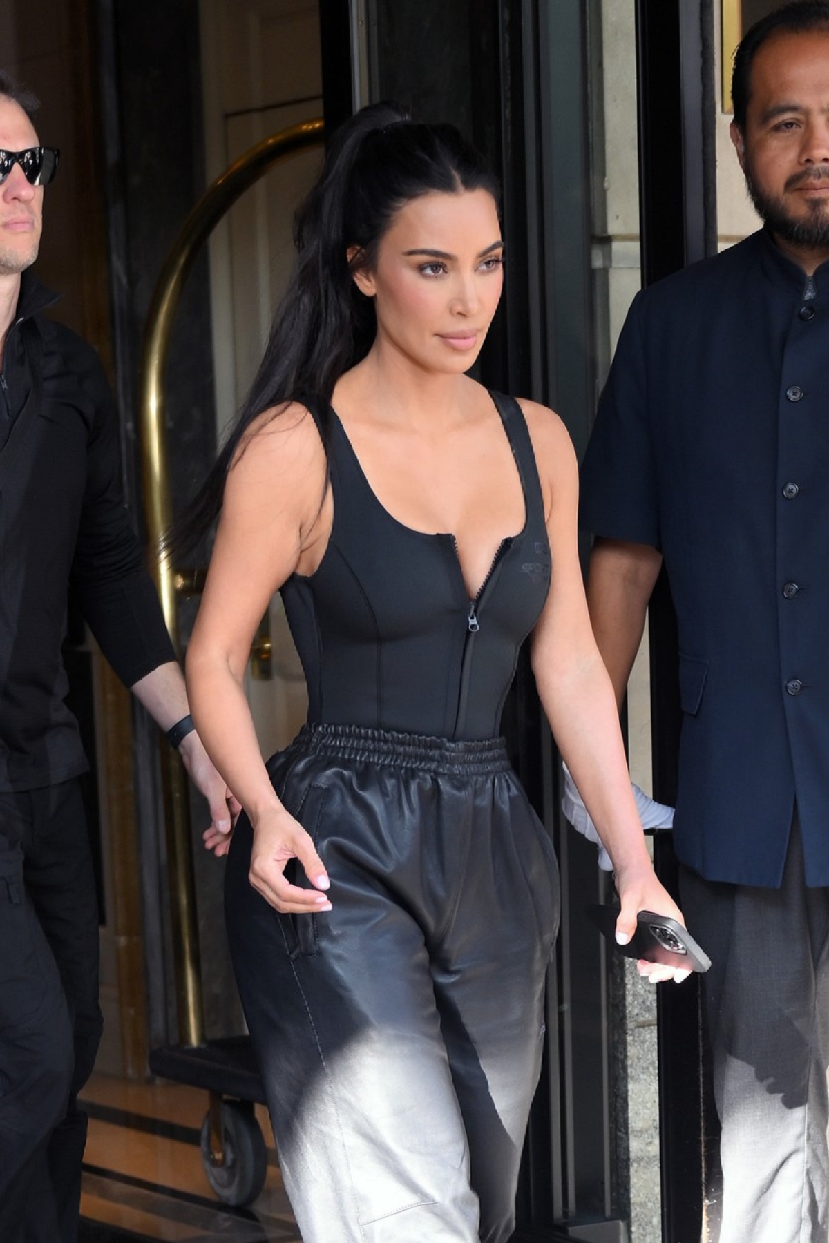 Kim Kardashian înr-un corset negru în New York