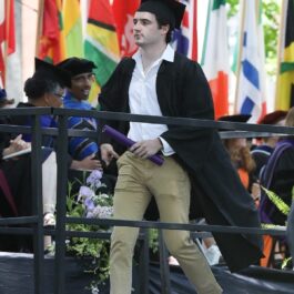 Liam Flockhart în timp ce urcă pe scenă pentru a-și primi diploma de absolvire