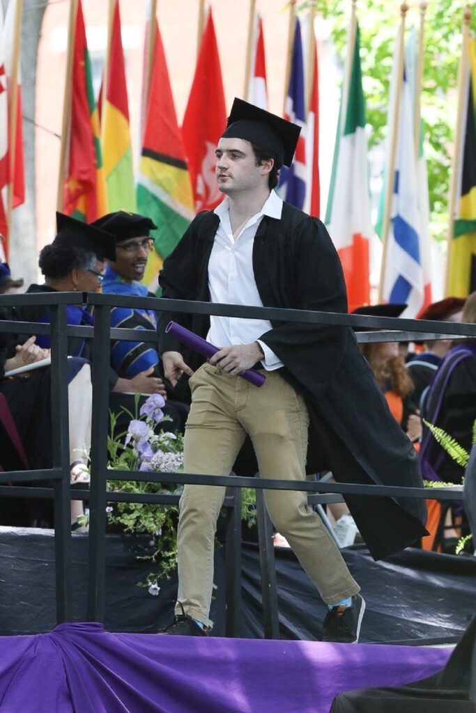 Liam Flockhart în timp ce urcă pe scenă pentru a-și primi diploma de absolvire