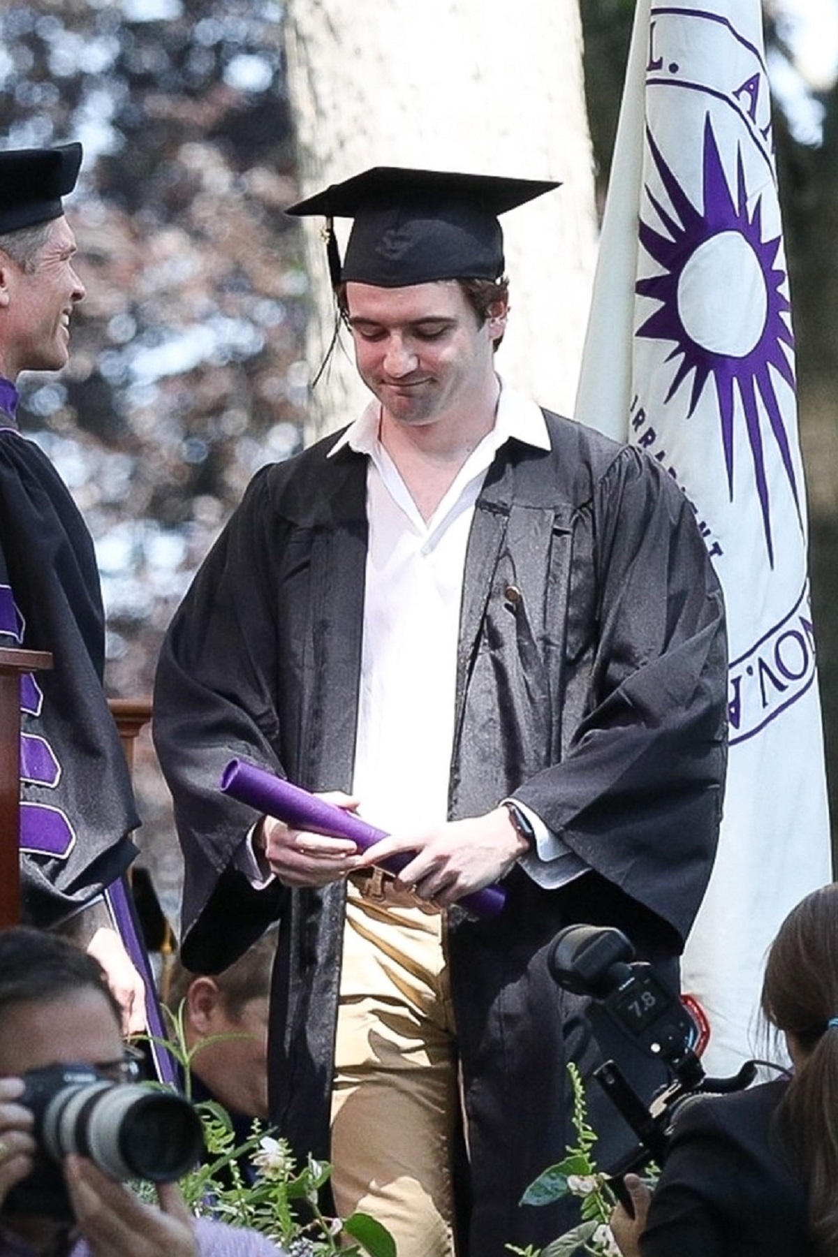 Liam Flockhart în timp ce primește diploma de absolvire a universității