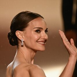 Natalie Portman face cu mâna fanilor pe covorul roșu de la Cannes