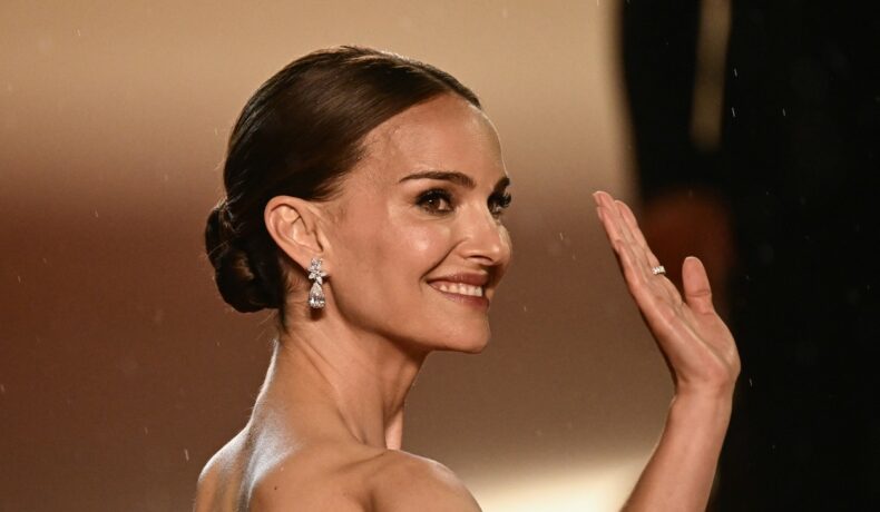 Natalie Portman face cu mâna fanilor pe covorul roșu de la Cannes