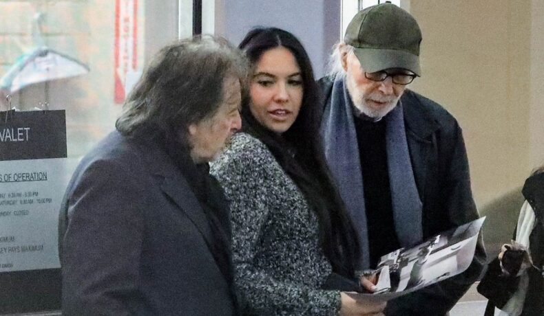 Noor Alfallah și Al Pacino în timp ce stau de vorbă alături de doi prieteni