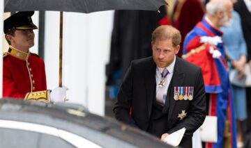 Prințul Harry la costum în timp ce pleacă de la încoronarea Regelui Charles