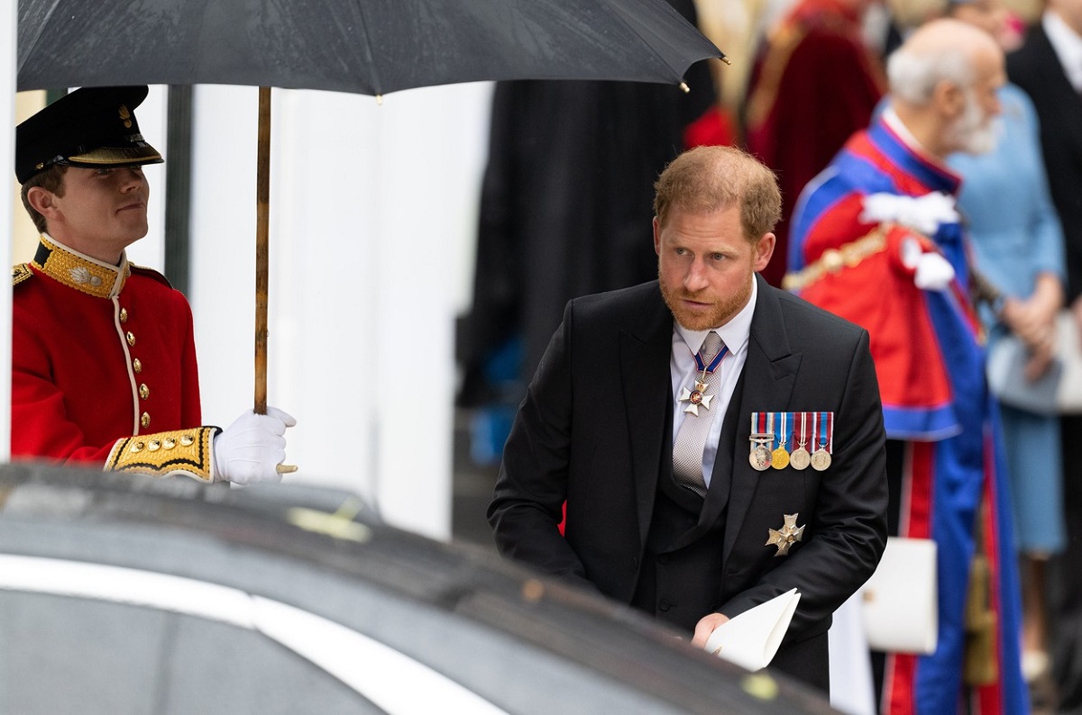 Prințul Harry la costum în timp ce pleacă de la încoronarea Regelui Charles