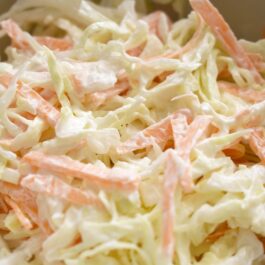 Salată Coleslaw preparată cu dressing cremos