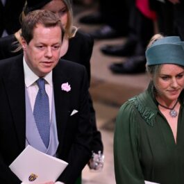 Tom Parker Bowles și Laura Lopes în timp ce participă la ceremonia de încoronare a Regelui Charles