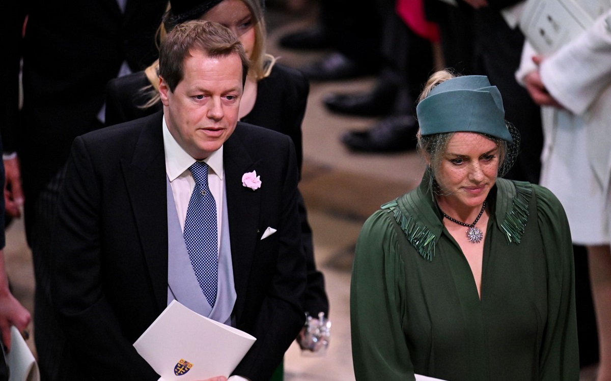 Tom Parker Bowles și Laura Lopes în timp ce participă la ceremonia de încoronare a Regelui Charles