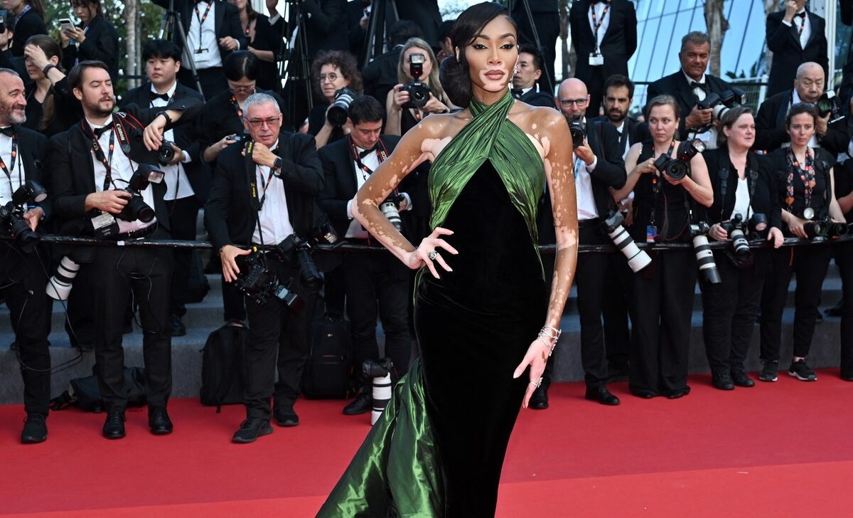 Winnie Harlow a apărut pe covorul roșu de la Cannes, într-o rochie neagră cu trenă verde