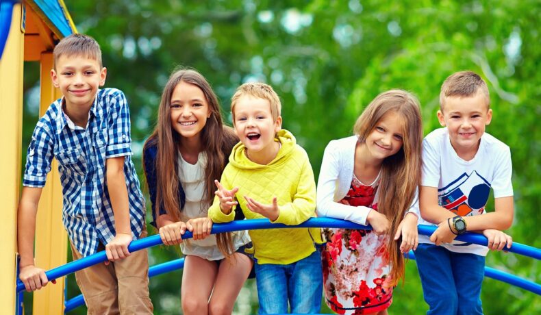 Mai mulți copii care se joacă pe un pod pentru a celebra principalele activități de 1 iunie 2023 pentru copii