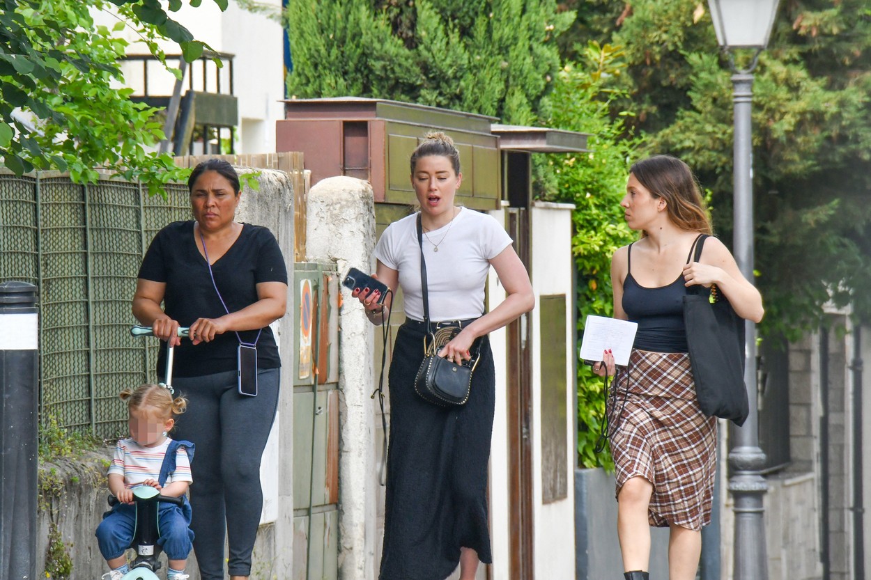 Amber Heard, alături de fiica ei, bona și o prietenă, pe stradă, în Madrid