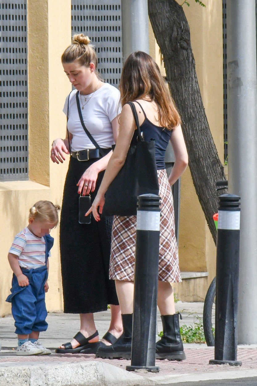 Amber Heard, pe stradă, într-o ținută lejeră, alături de fiica ei și o prietenă