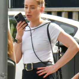 Amber Heard, fotografiată într-un tricou alb și o pereche de pantaloni, pe stradă