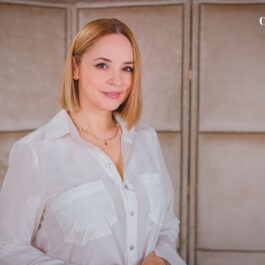 Andreea Marin, încrezătoare, cu zâmbetul pe buze, machiată și coafată, la interviul CaTine.ro