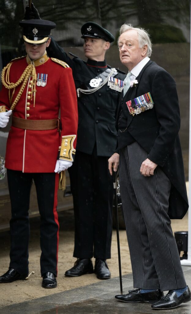 Andrew Parker Bowles, la încoronarea Regelui Charles, în costum, cu decorații militare