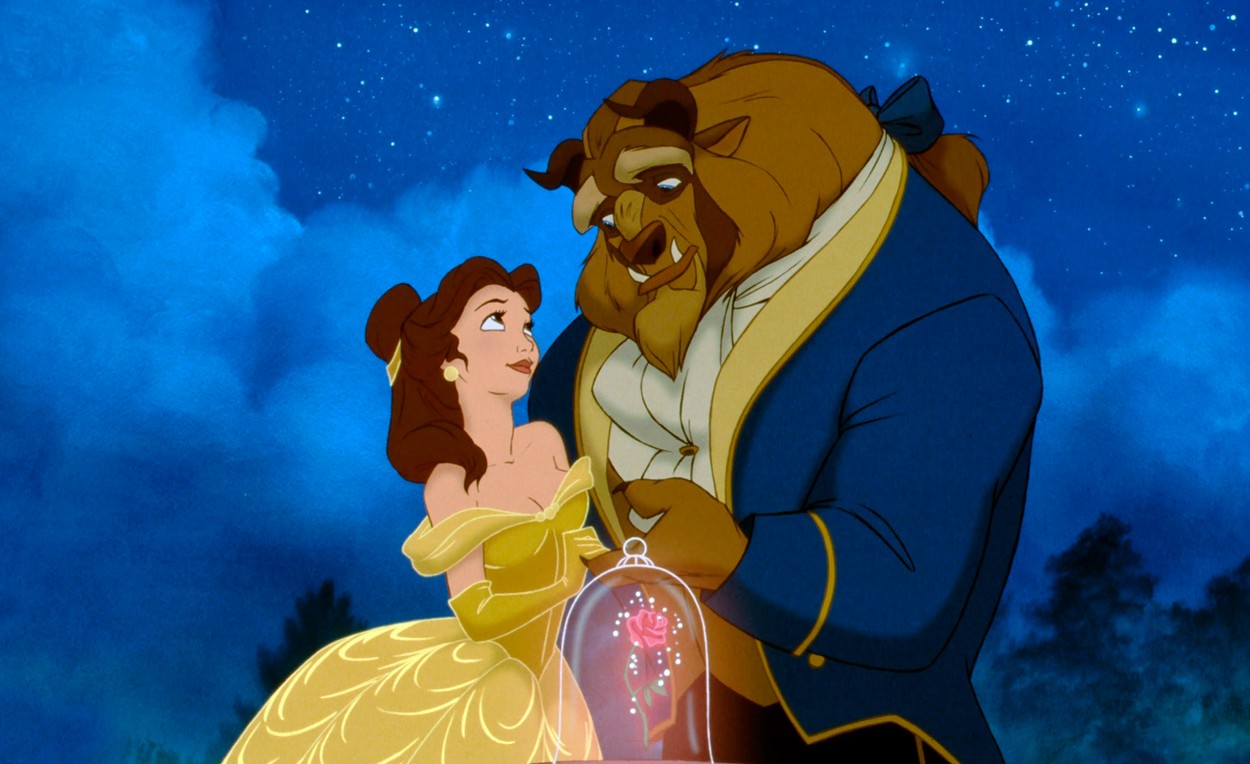 Belle în brațele Bestiei, îndrăgostiți, în timp ce dansează