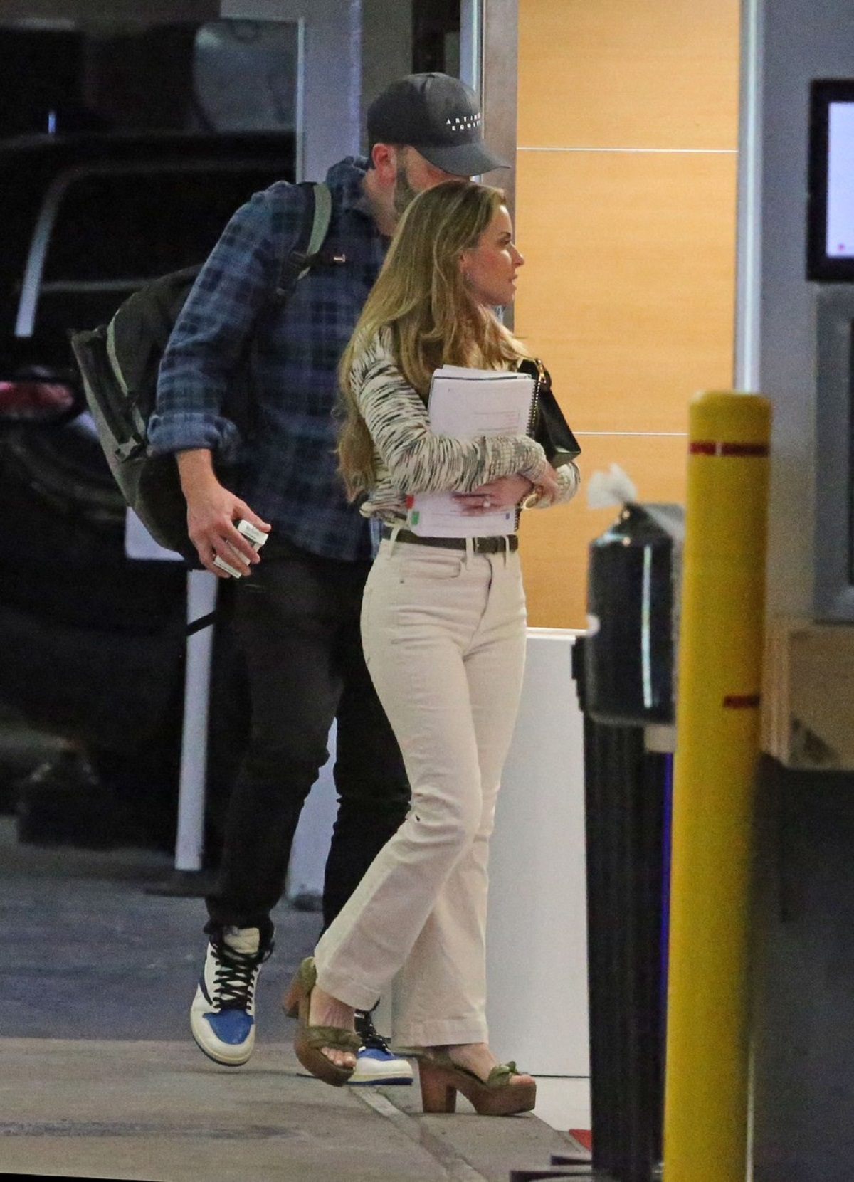 Ben Affleck alături de o blondă misterioasă în aeroportul din Los Angeles