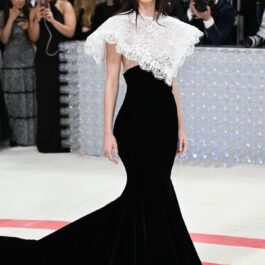 Camila Morrone într-o rochie neagră cu guler alb la Met Gala 2023