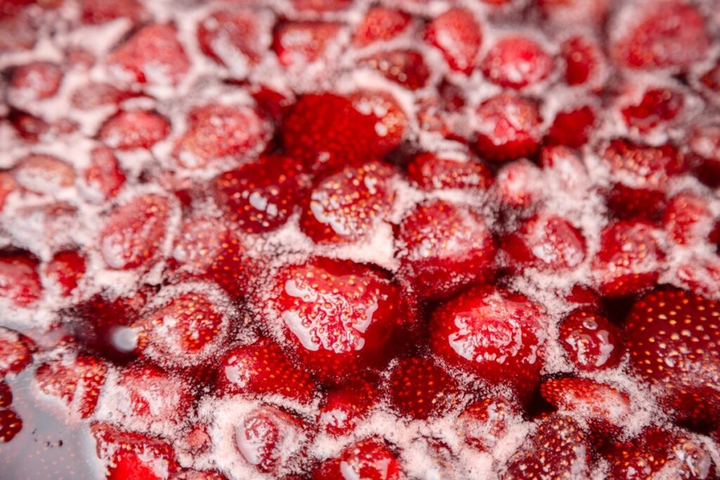 Căpșuni amestecate cu zahăr gelifiant