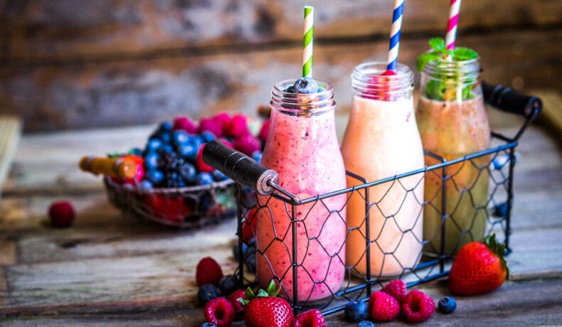 Trei băuturi din fructe pentru a ilustra cele mai bune băuturi pe care le poți consuma pentru a avea mai multă energie
