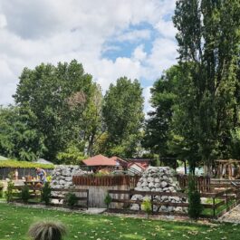 O panoramă cu grădina zoologică din Târgoviște, una dintre cele 5 grădini zoologine din România care merită vizitate